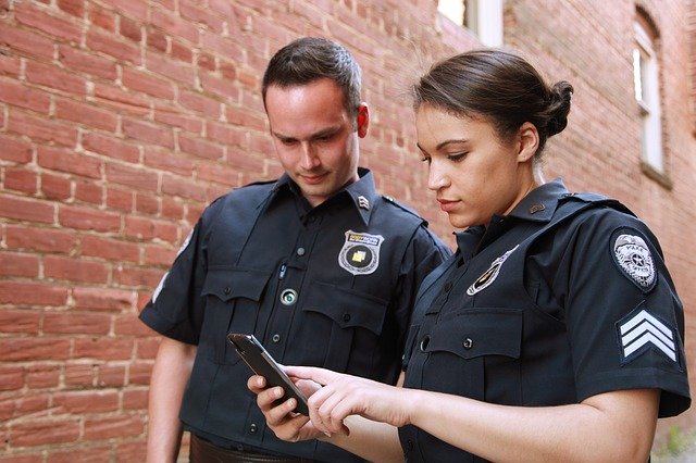 officers reading miranda warnings